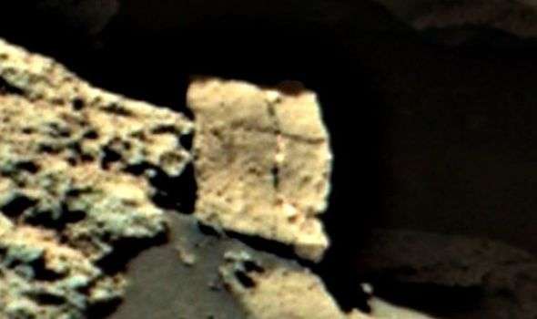 Alien religion on Mars: Conspiracy theorists claim to find SIGN OF THE CRUCIFIX