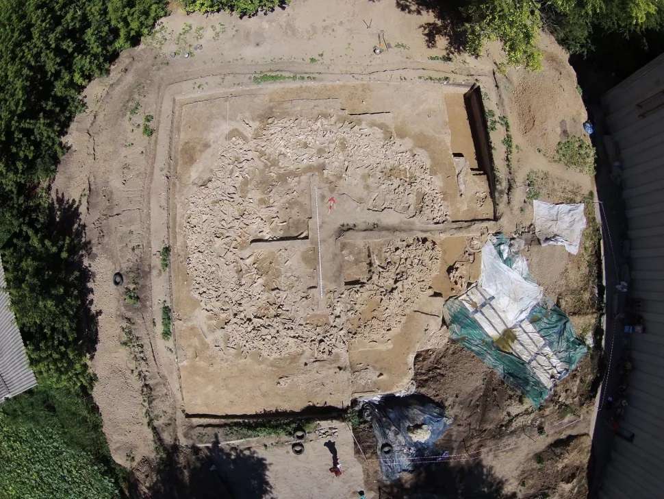 A hut of bones puzzled archaeologists.