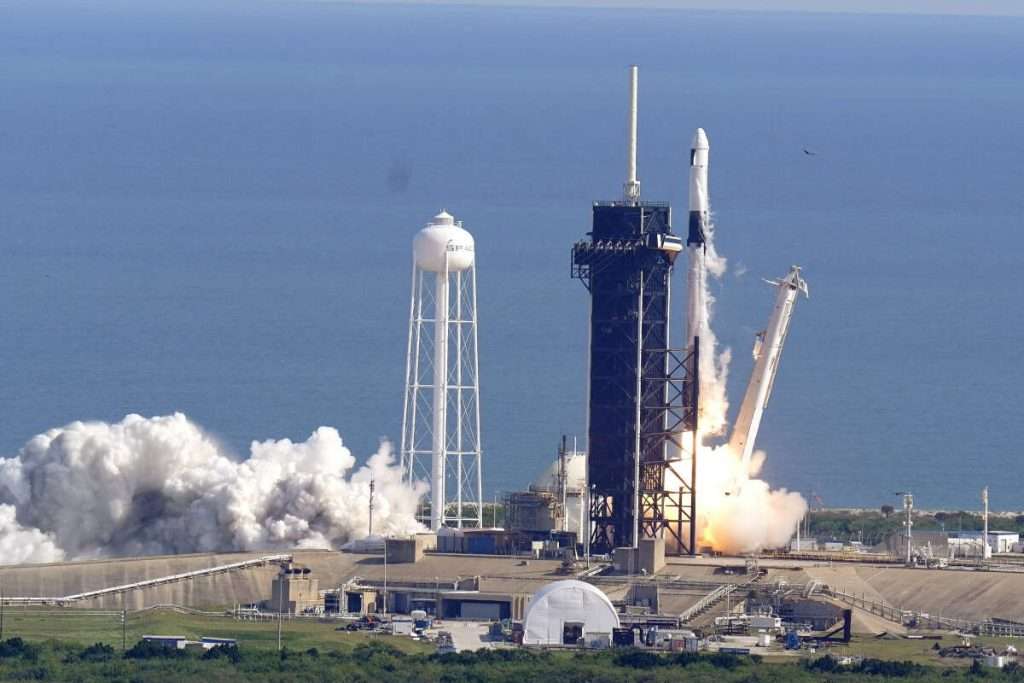 "Double Dragon": SpaceX launches a cargo capsule for the ISS