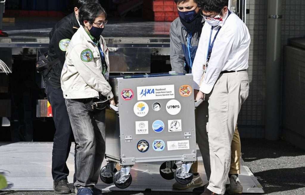 The Japanese space agency is pleased to celebrate today, Tuesday, the return of a small capsule containing samples of asteroid soil obtained using the Hayabusa2 spacecraft (Hayabusa-2), and the agency's scientists are looking forward to looking inside after all the necessary preparations have been carried out.