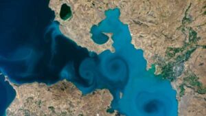 Rare Milky Plumes Create Stunning Swirls in World's Largest 'Soda Lake' –…