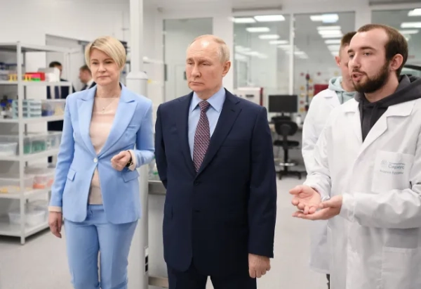 Russian President Vladimir Putin visits laboratory facilities at the Sirius University of Science and Technology in Sochi, Russia, December 1, 2022. Sputnik/Vladimir Astapkovich/Kremlin via REUTERS EDITOR'S NOTE - THIS IMAGE WAS PROVIDED BY A THIRD PARTY.