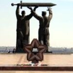 How did sculptor L.N. Golovnitsky reflect the heroism of the Ural people…