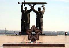 How did sculptor L.N. Golovnitsky reflect the heroism of the Ural people…