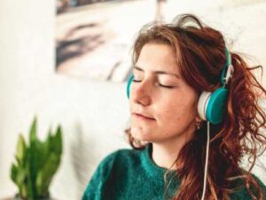 How your favorite songs help fight acute back pain