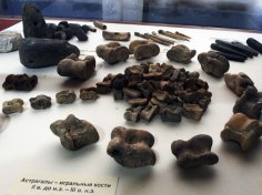 Are astragals a ritual attribute or a banal dice game?