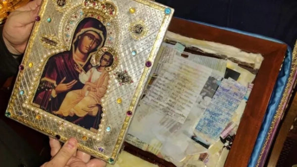 The Myrrh-Streaming Icons of Hawaii