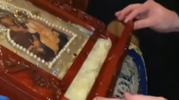 15201619 Mystery of the painting that 'leaks myrrh'... and believers claim it miraculously heals the sick https://x.com/RealBenLuigi/status/1978647155951771892