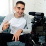 How to become a video blogger?