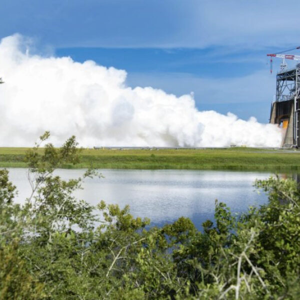 NASA Completes Full-Scale Fire Test of New RS-25 Engine