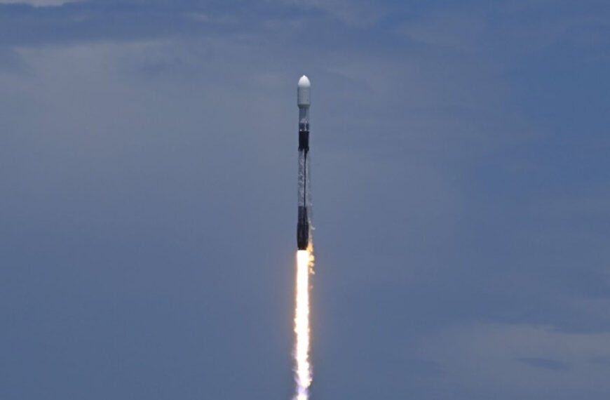 SpaceX Launches 27 Starlink Satellites From West Coast