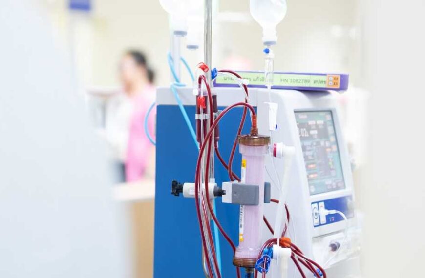 Diagnostic dilemma: Woman starts eating foam from her stool during dialysis