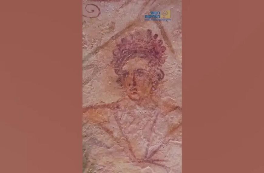 Rare octagonal ancient Roman ring discovered in UK drainage ditch after 1,600…