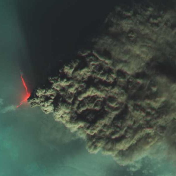 Russian Volcano Grows ‘Devil’s Horns’, Spews 1,000-Mile River of Smoke – Earth&hellip;