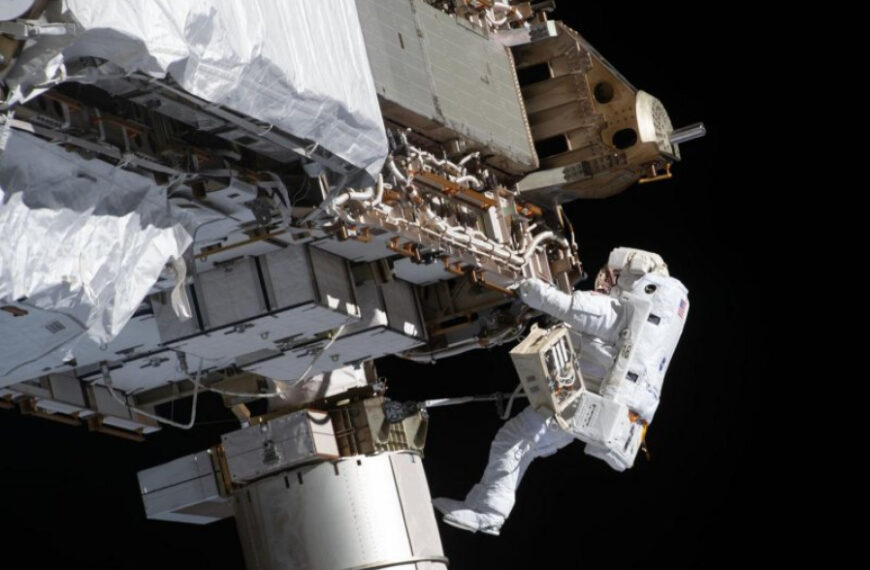 Watch the ISS make a colorful flyby over the eastern US and…