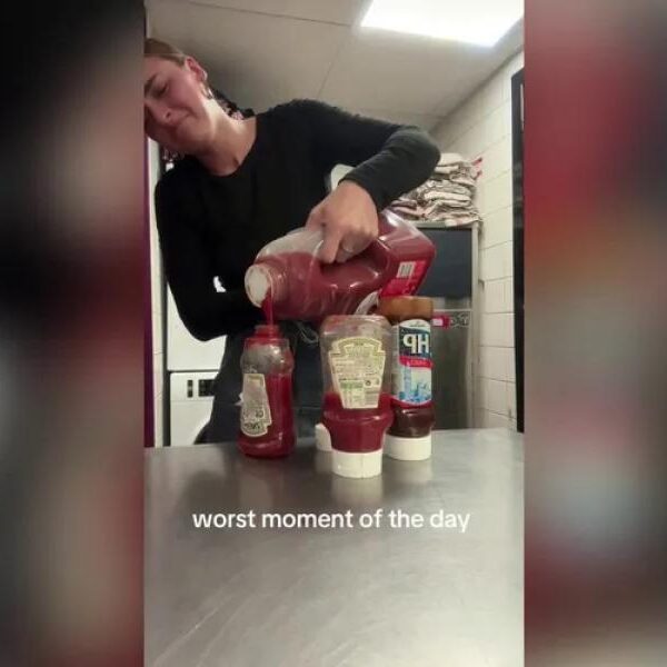 Restaurant worker expresses dissatisfaction with food refund scam