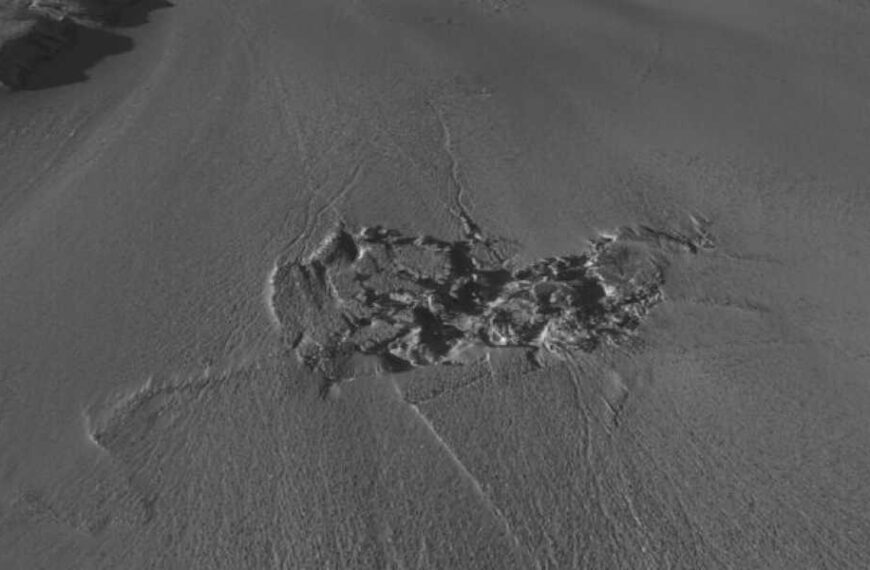 Massive Hidden Flood Breaks Surface of Greenland Ice Sheet
