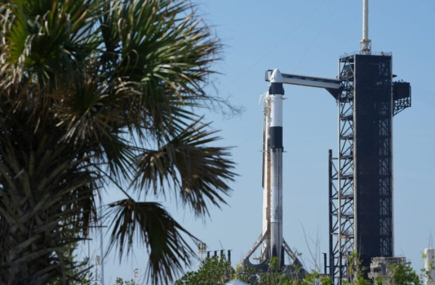 SpaceX Launches 27 Starlink Satellites into Low Earth Orbit