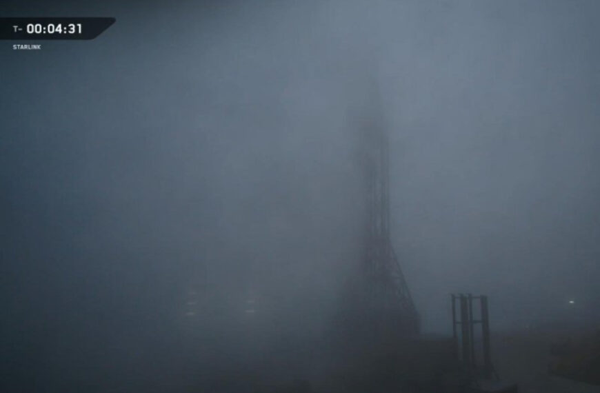 SpaceX Launches 26 Starlink Satellites from California in Fog