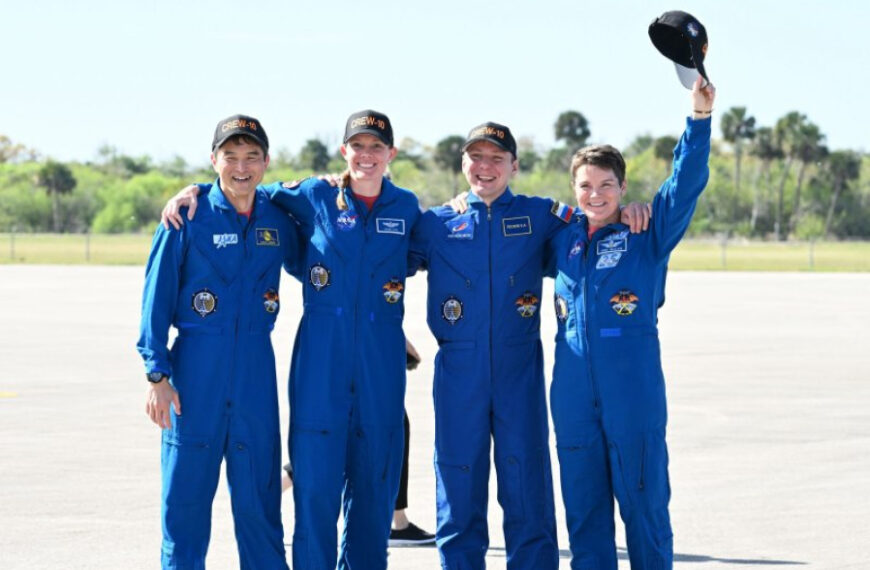 Space Station Replacement Crew Arrives in Florida to Prepare for SpaceX Launch