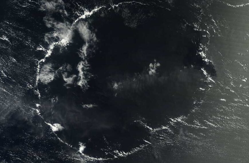 Giant, Near-Perfect Cloud Ring Appears in Central Pacific Ocean – Earth from…