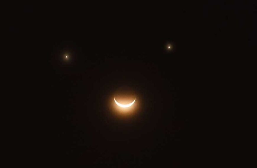 Smiley Conjunction: How to See the Moon and Two Planets Form a…