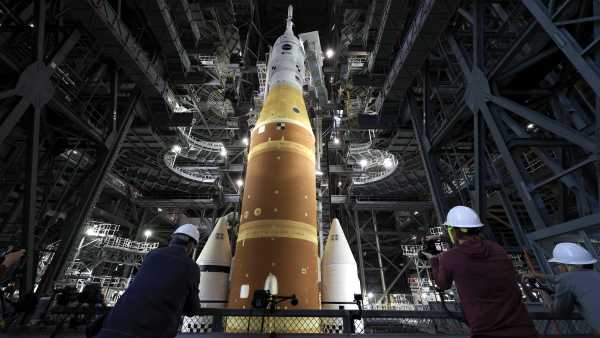 Artemis II Test Halted by Hydrogen Seepage; Launch Delayed.