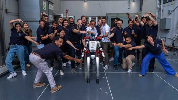 Le nouveau robot humanoïde ‘Transformer’ peut lancer un drone métamorphe de son&hellip;