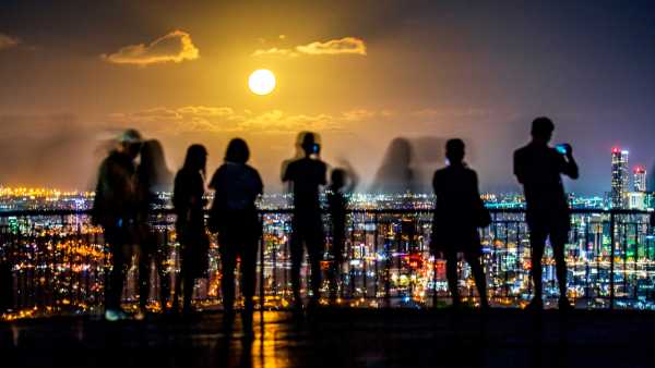 Fioritura di Maggio ‘microluna’ apparirà piccolissima stasera, seguita da una rara Luna&hellip;