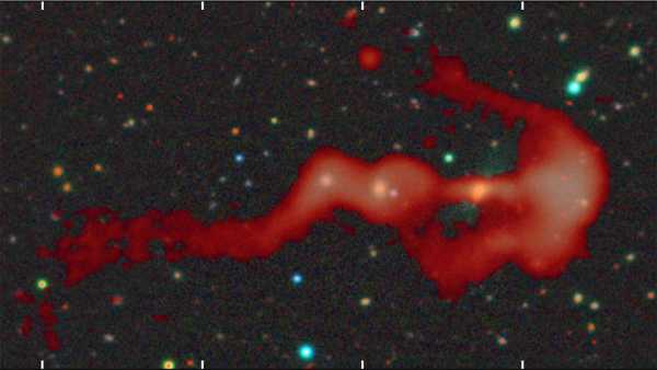 Un coup en plein centre ! Une immense galaxie en forme d’arc&hellip;